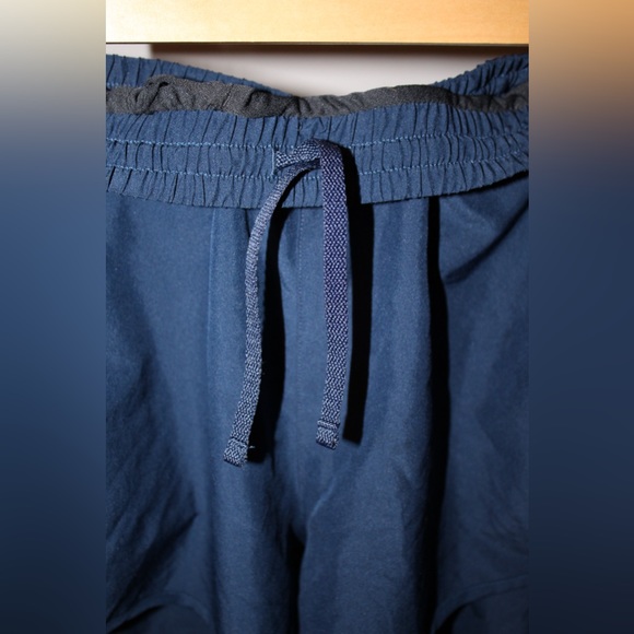 Women’s under Armour shorts size Large - Picture 2 of 3